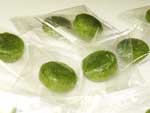 『すぎな茶飴』の写真　緑色のすぎな茶飴が透明の袋に個包装されています。