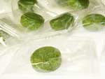 『すぎな茶飴』の写真　緑色のすぎな茶飴が透明の袋に個包装されています。